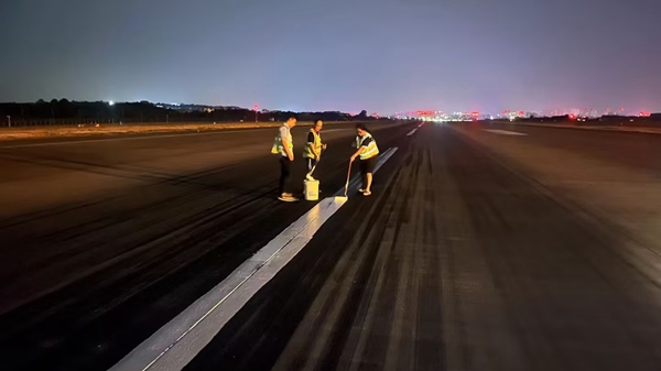 深夜，航班結(jié)束后，工作人員對(duì)跑道中心線進(jìn)行復(fù)新_副本.jpg